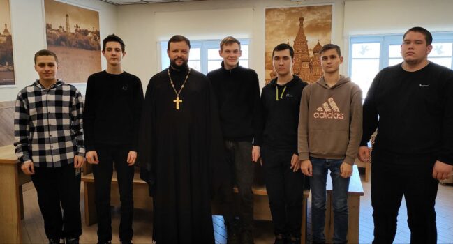 Настоятель собора Покрова Пресвятой Богородицы города Бирюча провел беседу со студентами ОГАПОУ «Бирючанский техникум»
