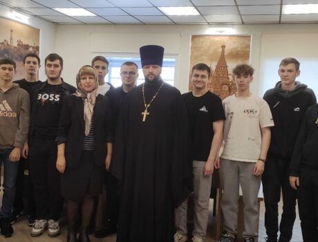 Настоятель собора Покрова Пресвятой Богородицы города Бирюча епархии повел беседу со студентами Бирючанского техникума